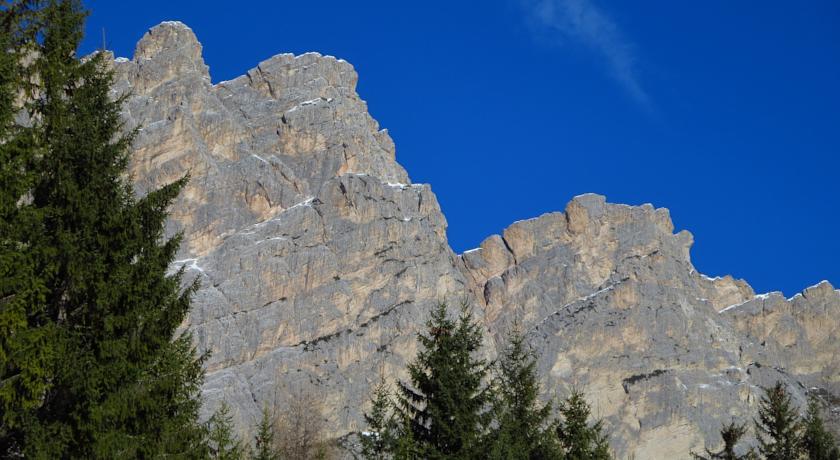 Hotel Al Larin Cortina d'Ampezzo Exterior photo